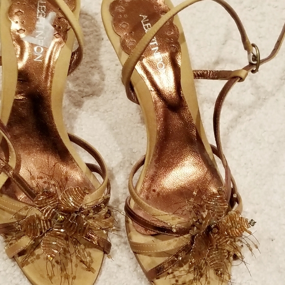 Designer sandals with beaded flower - Picture 2 of 3